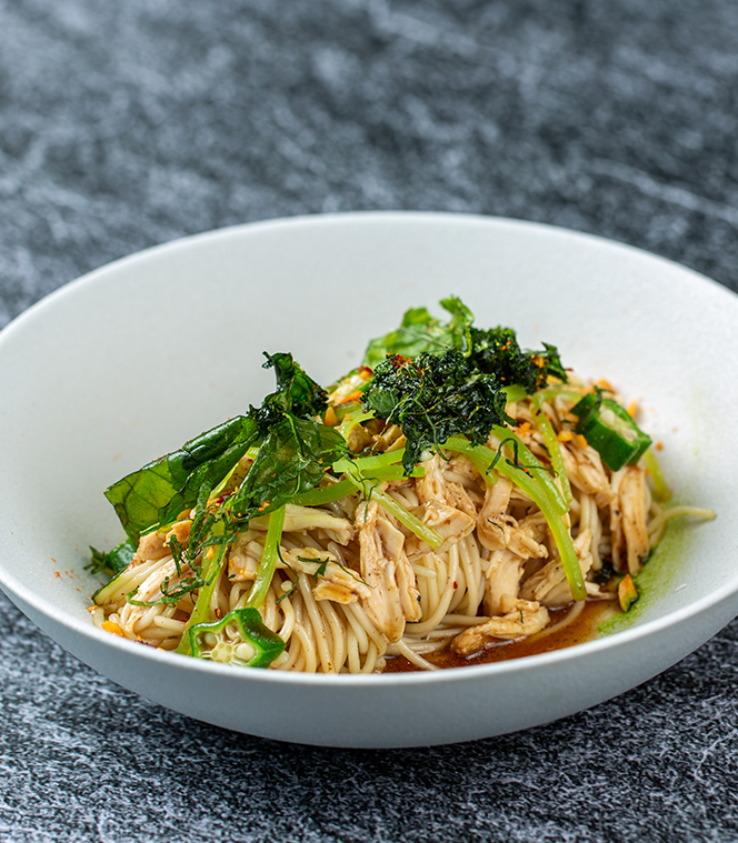 鸡肉酸辣冷面，花生碎，罗勒